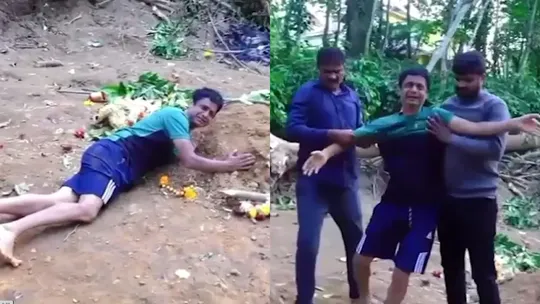 अब यहीं रहूंगा बेटा... कब्र से लिपटे पिता की रुलाई देख पत्थर भी पिघल जाए, दिल तोड़ देने वाला वीडियो वायरल!