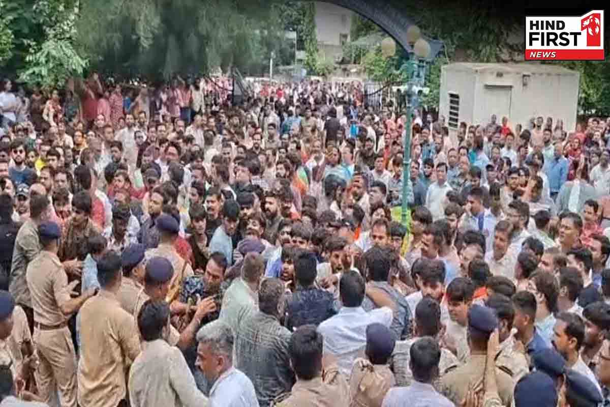 अहमदाबाद में छात्र की मौत के बाद जबरदस्त हंगामा, गुस्साई भीड़ ने की स्कूल में तोड़फोड़