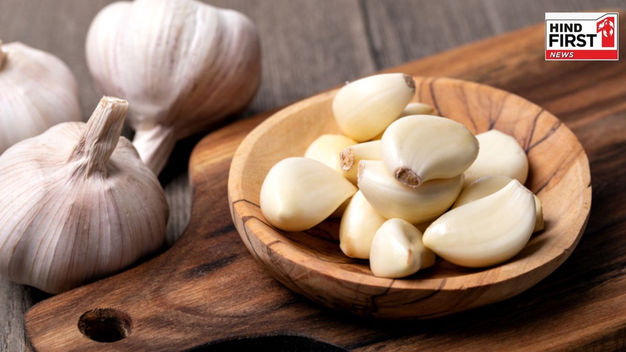 Garlic Clove Benefits: रोजाना लहसुन की तीन कलियां खाएं, होंगे फायदे ही फायदे Garlic Clove Benefits: रोजाना लहसुन की तीन कलियां खाएं, होंगे फायदे ही फायदे